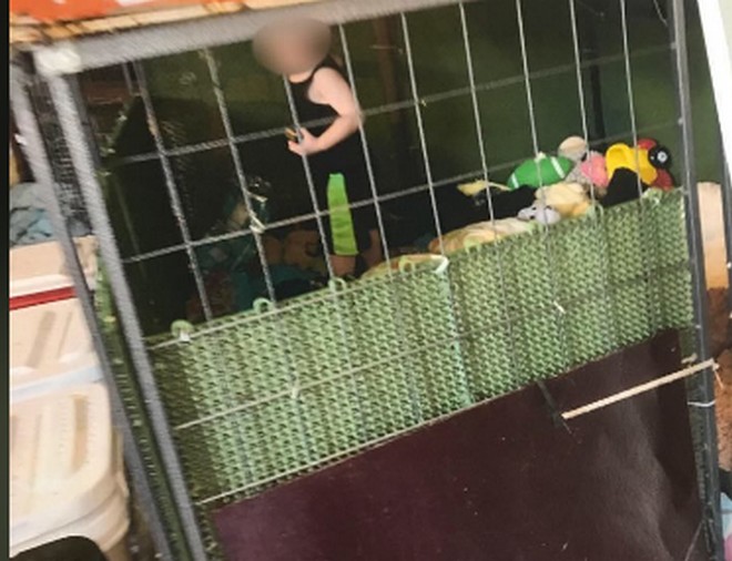 Αδιανόητο: Βρήκαν παιδί 1,5 έτους σε κλουβί – Δίπλα σε φίδια και ποντίκια