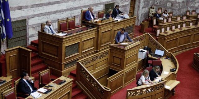 ΝΔ-ΣΥΡΙΖΑ: Πόλεμος με στοχευμένα χτυπήματα για το “παρακράτος”