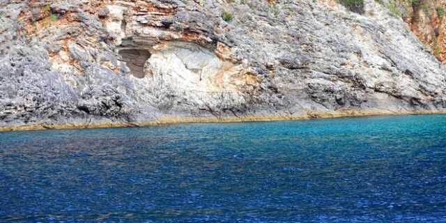 Εύβοια: 20χρονος έχασε τη ζωή του κάνοντας βουτιές από βράχο