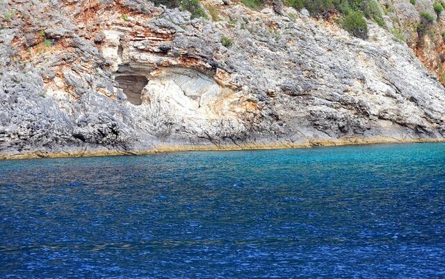 Εύβοια: 20χρονος έχασε τη ζωή του κάνοντας βουτιές από βράχο