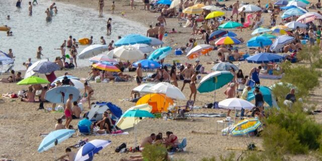 Νέοι κανόνες στις παραλίες – Τι ισχύει για λουόμενους και επιχειρήσεις