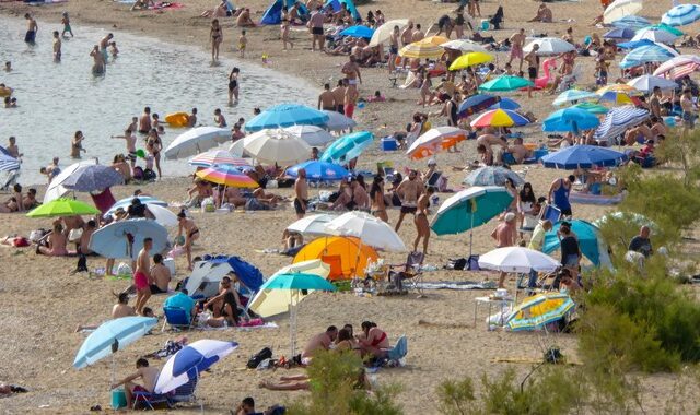 Νέοι κανόνες στις παραλίες – Τι ισχύει για λουόμενους και επιχειρήσεις