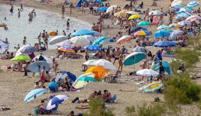 Νέοι κανόνες στις παραλίες – Τι ισχύει για λουόμενους και επιχειρήσεις