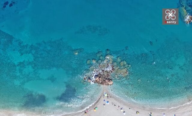 Η παραλία με το κατάφυτο φαράγγι και τους καταρράκτες στην άκρη της Ελλάδας