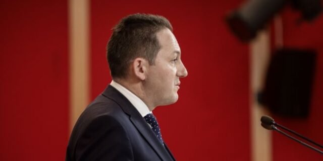 ΣΥΡΙΖΑ για ανασχηματισμό: Όλα γίνονται για τον Πέτσα