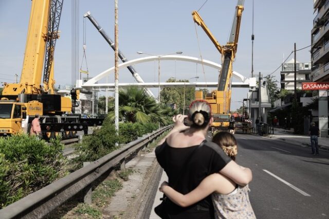 Τοποθετήθηκε η νέα πεζογέφυρα στη λεωφόρο Ποσειδώνος – Διεξάγεται κανονικά η κυκλοφορία