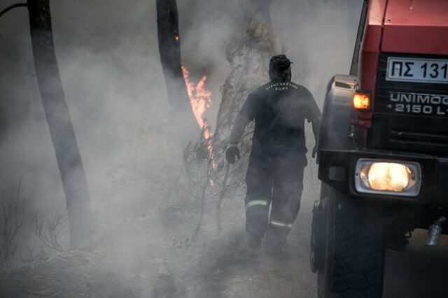 Φωτιά στο Άλσος Βεΐκου – Υπό μερικό έλεγχο σε Λέσβο και Νάξο