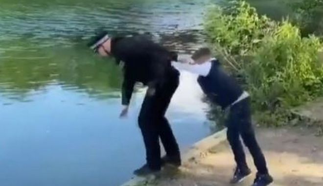 Του την είχε στημένη: Πιτσιρικάς ξεγελά αστυνομικό και τον πετά σε λίμνη