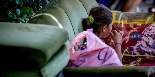 Σε Σκαραμαγκά και Σχιστό μεταφέρονται πρόσφυγες από την πλατεία Βικτωρίας