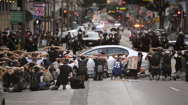 Αποτροπιασμός στο Λος Άντζελες: Αστυνομικός πυροβόλησε ανάπηρο άστεγο, στο πρόσωπο
