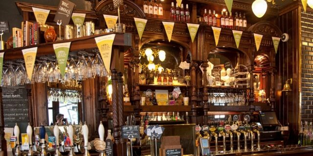 “Σούπερ Σάββατο” για τη Βρετανία: Άνοιξαν παμπ, εστιατόρια και κομμωτήρια