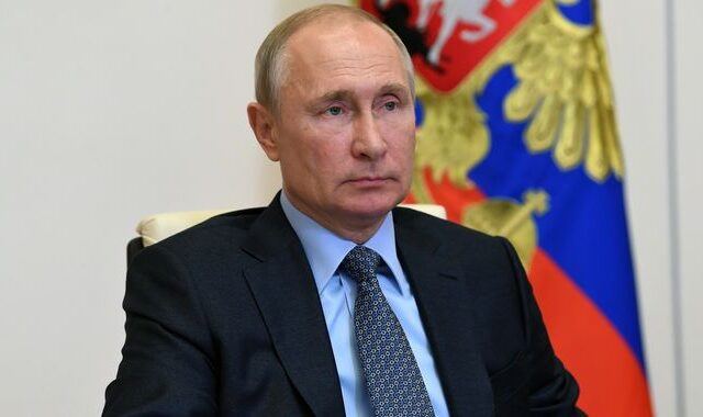 Ρωσία: Ο Πούτιν ψεκάζει όσους θέλουν να τον δουν