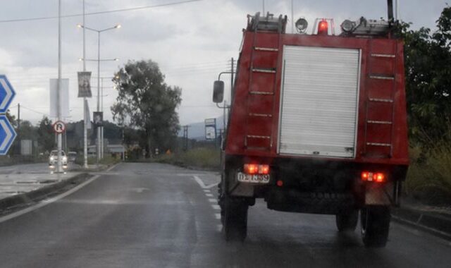 Αυτοκίνητο πήρε φωτιά εν κινήσει στην Εθνική οδό – Σώθηκε ο οδηγός