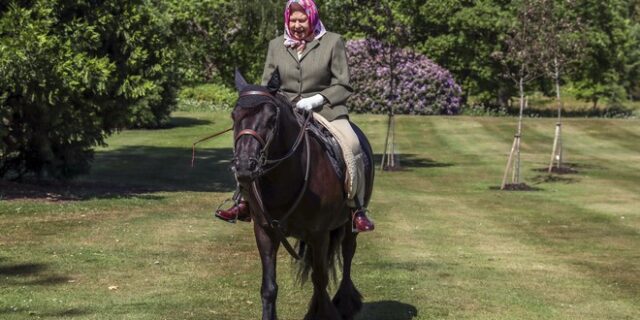 Βασίλισσα Ελισάβετ: Πρώτη εμφάνιση μετά την καραντίνα πάνω σε ένα πόνυ