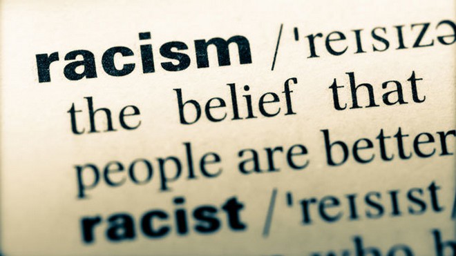 Λεξικό επικαιροποιεί τον ορισμό του “ρατσισμού” μετά από προτροπή μιας Αφροαμερικανίδας