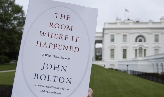 Κυκλοφορεί κανονικά το εκρηκτικό βιβλίο του Μπόλτον- Μαινόμενος ο Τραμπ