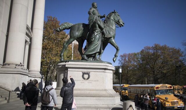 Νέα Υόρκη: Απομακρύνεται άγαλμα του Ρούσβελτ – Συμβολίζει τις φυλετικές διακρίσεις