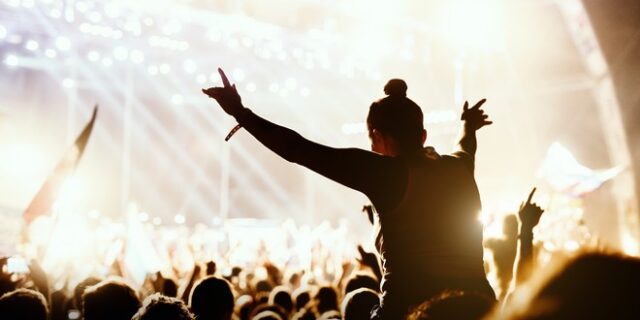 Άρση μέτρων: Επανεκκίνηση από σήμερα για κατασκηνώσεις, καζίνο, συναυλίες