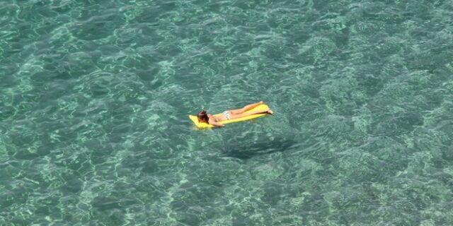 Στυλίδα: Εξάχρονη παρασύθηκε απο το ρεύμα με το θαλάσσιο στρώμα της