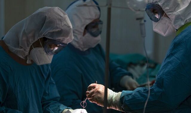 60χρονη έφτιαχνε γεμιστές ελιές όσο της αφαιρούσαν όγκο από το κεφάλι