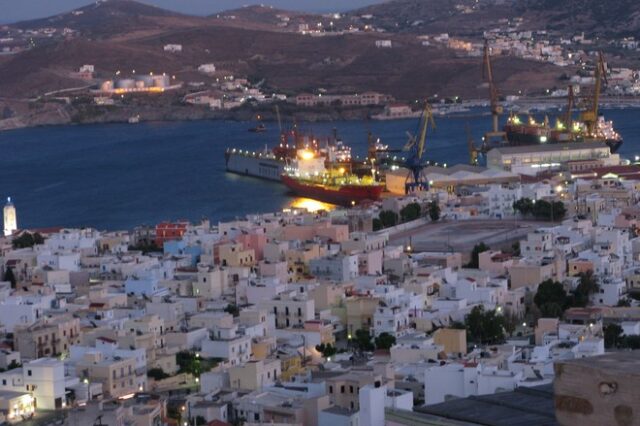 Έκτακτη προσέγγιση επιβατηγού στο λιμάνι της Σύρου