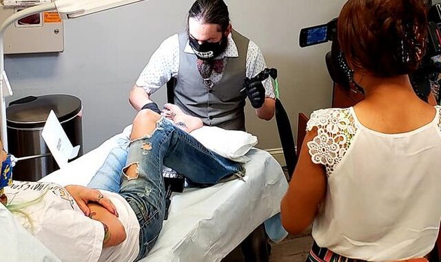 ΗΠΑ: Tattoo artists διορθώνουν ρατσιστικά τατουάζ δωρεάν