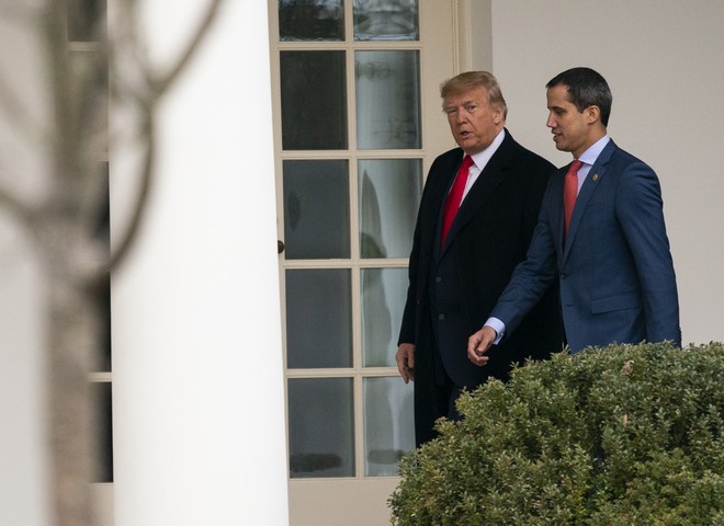 Ο Τραμπ “αδειάζει” τον Γκουαϊδό: Έχει χάσει τη δύναμή του