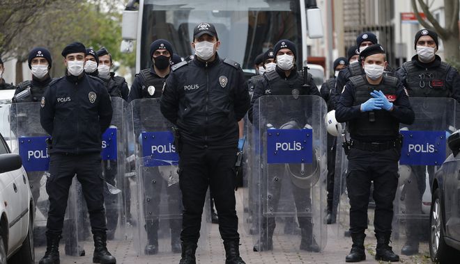 Τουρκία: Ο Ερντογάν συνεχίζει το κυνήγι των διαφωνούντων – Δεκάδες εντάλματα σύλληψης