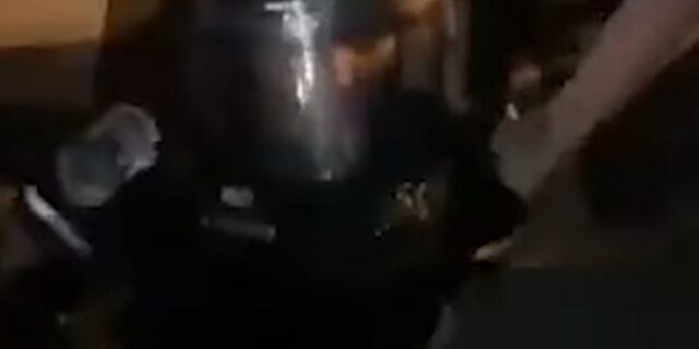 Βίντεο: Αστυνομικοί στις ΗΠΑ δεν αφήνουν συνάδελφό τους να γονατίσει μπροστά σε διαδηλωτές