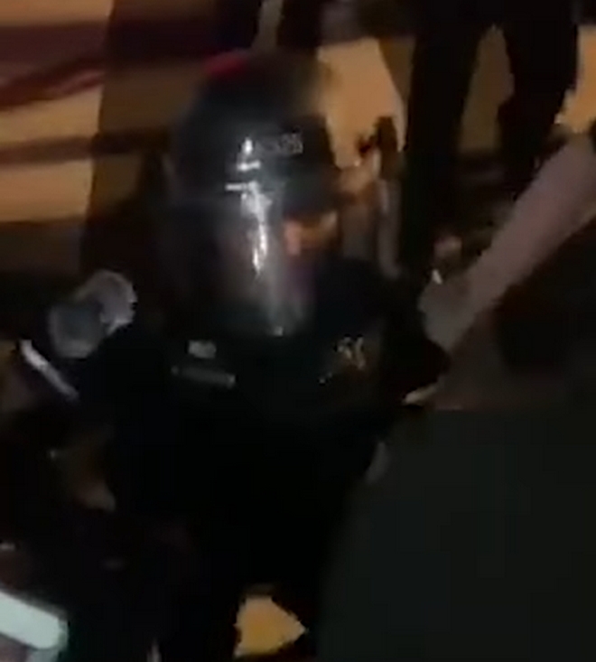 Βίντεο: Αστυνομικοί στις ΗΠΑ δεν αφήνουν συνάδελφό τους να γονατίσει μπροστά σε διαδηλωτές