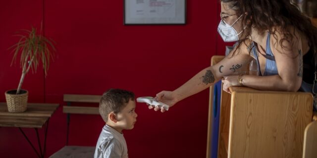 Παρών ο εφιάλτης του κορονοϊού: Νέα θλιβερά ρεκόρ – Σχεδόν μισό εκατομμύριο οι θάνατοι