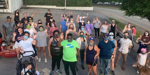 ΗΠΑ: Μαύρος φοβόταν να περπατήσει μόνος στη γειτονιά του – Εκατοντάδες άνθρωποι του έκαναν παρέα