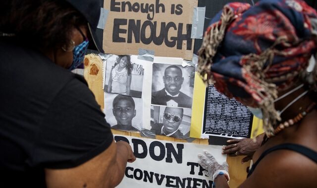 Δολοφονία Φλόιντ: Έκθεση πόνου και διαμαρτυρίας στον φράχτη του Λευκού Οίκου