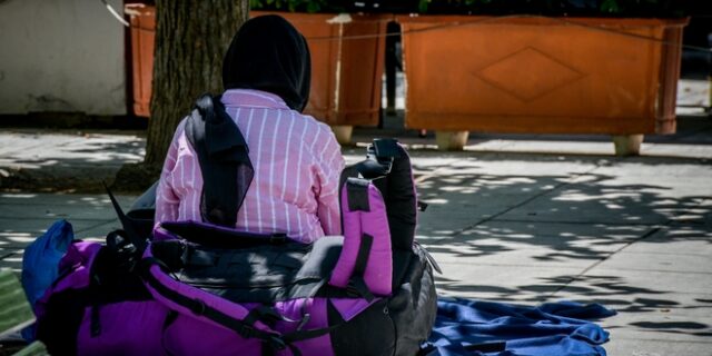 ΚΙΝΑΛ: Οι πειραματισμοί του υπουργείου Μετανάστευσης αφήνουν στο δρόμο χιλιάδες πρόσφυγες