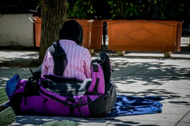 ΚΙΝΑΛ: Οι πειραματισμοί του υπουργείου Μετανάστευσης αφήνουν στο δρόμο χιλιάδες πρόσφυγες