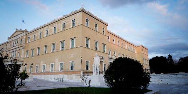 Δολοφονία Τζορτζ Φλόιντ: Πώς “καθρεφτίστηκε” στα ελληνικά κόμματα η εξέγερση στις ΗΠΑ