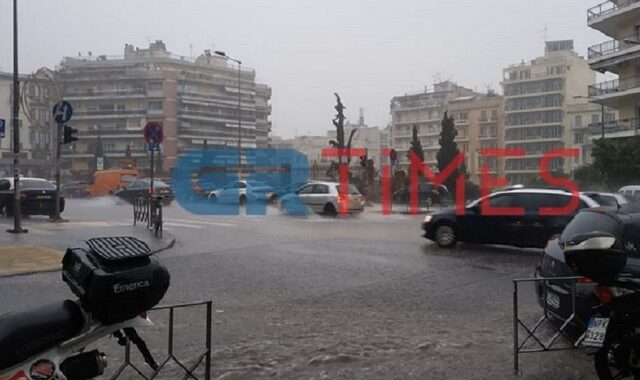 Θεσσαλονίκη: Πλημμύρισαν δρόμοι και υπόγεια από τη σφοδρή καταιδίγα