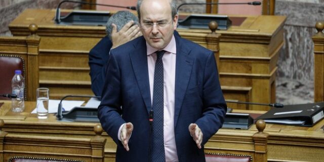 Χατζηδάκης: “Μειώνεται κατά 25% η τιμή των ηλεκτροκίνητων οχημάτων”