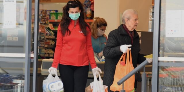 Κορονοϊός: Οι λοιμωξιολόγοι σημαίνουν συναγερμό – Αυστηροί έλεγχοι, μάσκα και πιθανοί περιορισμοί στα μπαρ