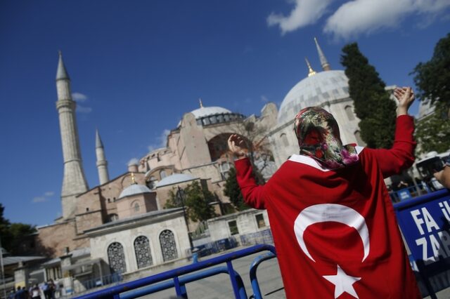 Αγία Σοφία: Πανηγυρισμοί και τουρκικές σημαίες μετά την απόφαση να γίνει τζαμί