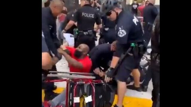 Αστυνομική κτηνωδία στο Λος Άντζελες: Πέταξαν Αφροαμερικανό από αναπηρικό αμαξίδιο, του το έσπασαν και τον χτύπησαν