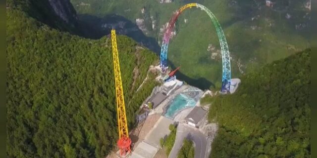 Εντυπωσιάζει κούνια 100 μέτρων στα χρώματα του ουράνιου τόξου στην Κίνα