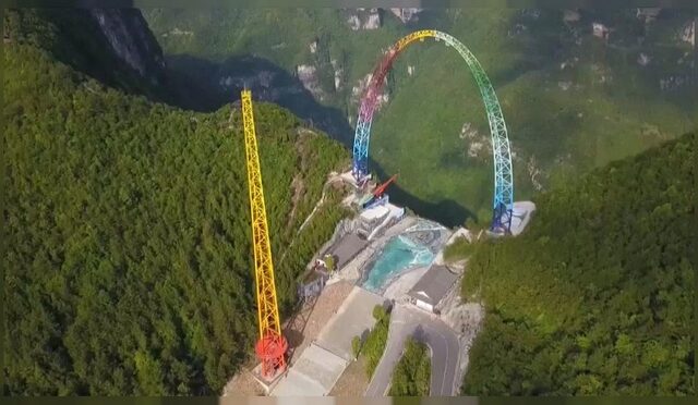 Εντυπωσιάζει κούνια 100 μέτρων στα χρώματα του ουράνιου τόξου στην Κίνα