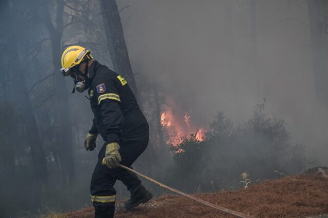 Σε ύφεση η φωτιά σε κατοικημένη περιοχή στη Σαλαμίνα