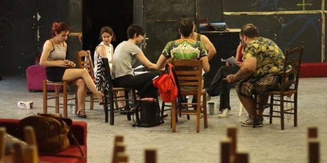 Γράμματα – 1,5 μέτρο μακριά: Οι ΟΔΟΣ στην Ταράτσα του Εμπρός για τέσσερις παραστάσεις