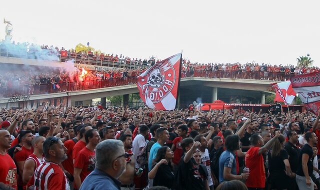 Ολυμπιακός – ΑΕΚ 3-0 και φιέστα τίτλου έξω από το Καραϊσκάκη