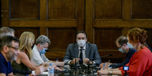 Δικηγόροι των 9: Πώς γνώριζε ο Μ. Χρυσοχοϊδης για συλλήψεις που δεν είχαν γίνει ακόμα;