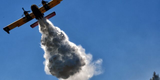 Φωτιά στην Άνδρο: Σε ετοιμότητα για εκκένωση δύο οικισμοί