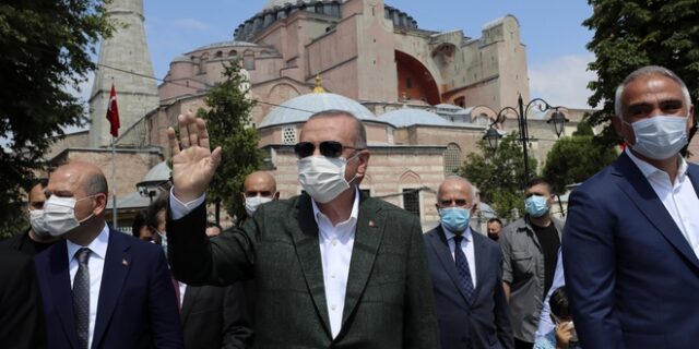 Στην Αγία Σοφία ο Ερντογάν – Ευχήθηκε η Γαλλία να ξεφορτωθεί τον Μακρόν