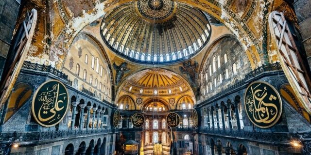 Αγιά Σοφιά: Μια ιστορία βεβήλωσης σε εικόνες